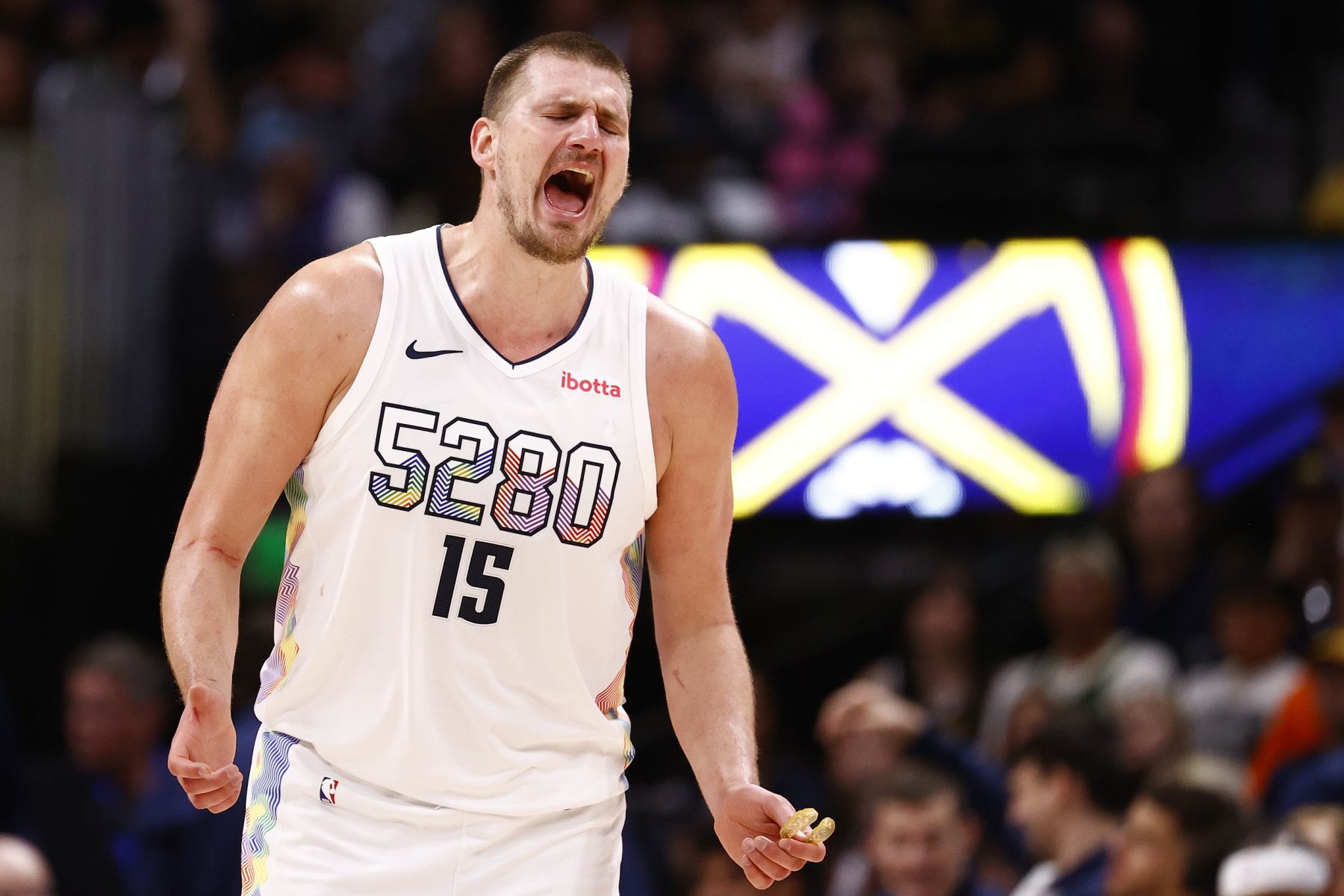 Jokic a marqué un triple-double après trois quarts, aidant les Nuggets à prendre une avance à deux chiffres.