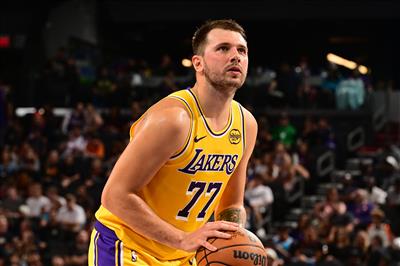 Rapport de blessure : Doncic s'est foulé un doigt de la main gauche et est incertain pour le match de demain contre les Kings