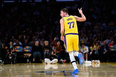 Doncic doit marquer 50 points ? Pourcentage de victoires prévu par ESPN: Lakers 48,4%, Kings 51,6%