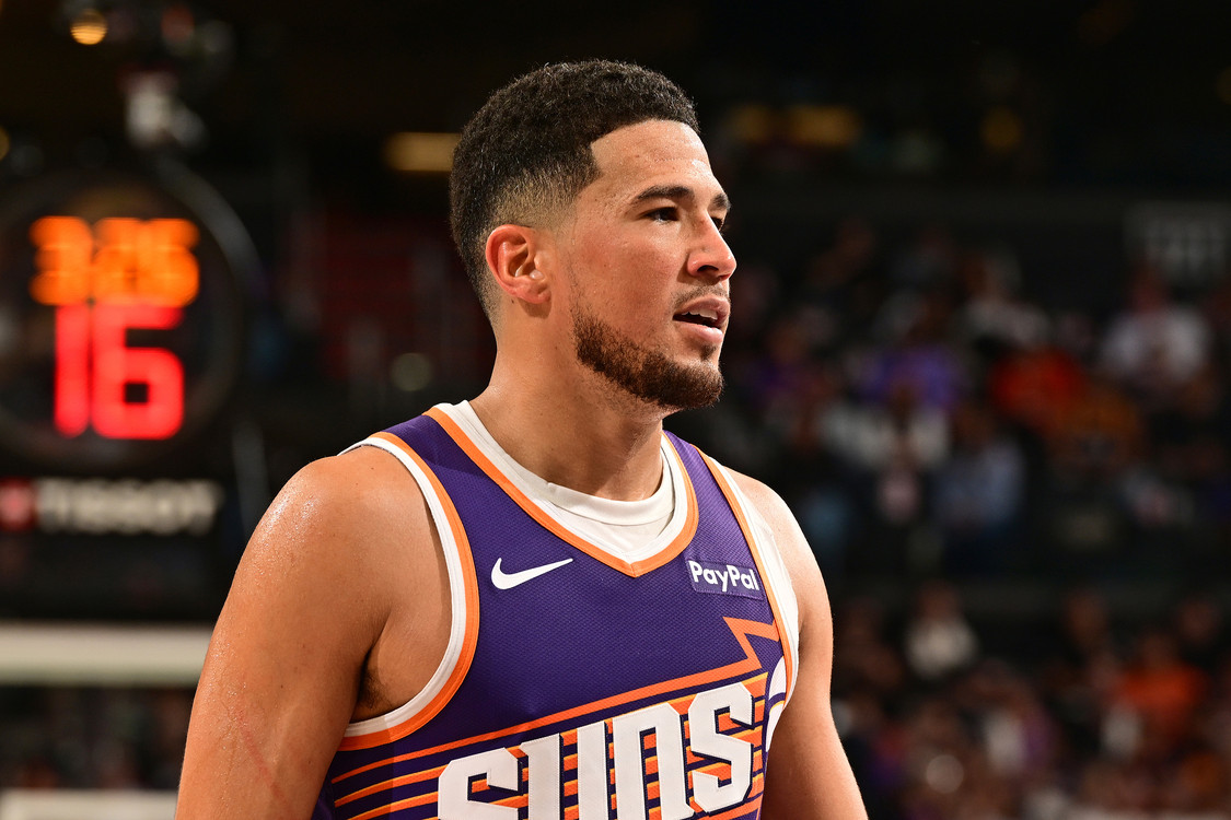 56%+43% et une moyenne de 30+ par partie! Booker a réalisé un miracle que seul Curry a accompli en NBA