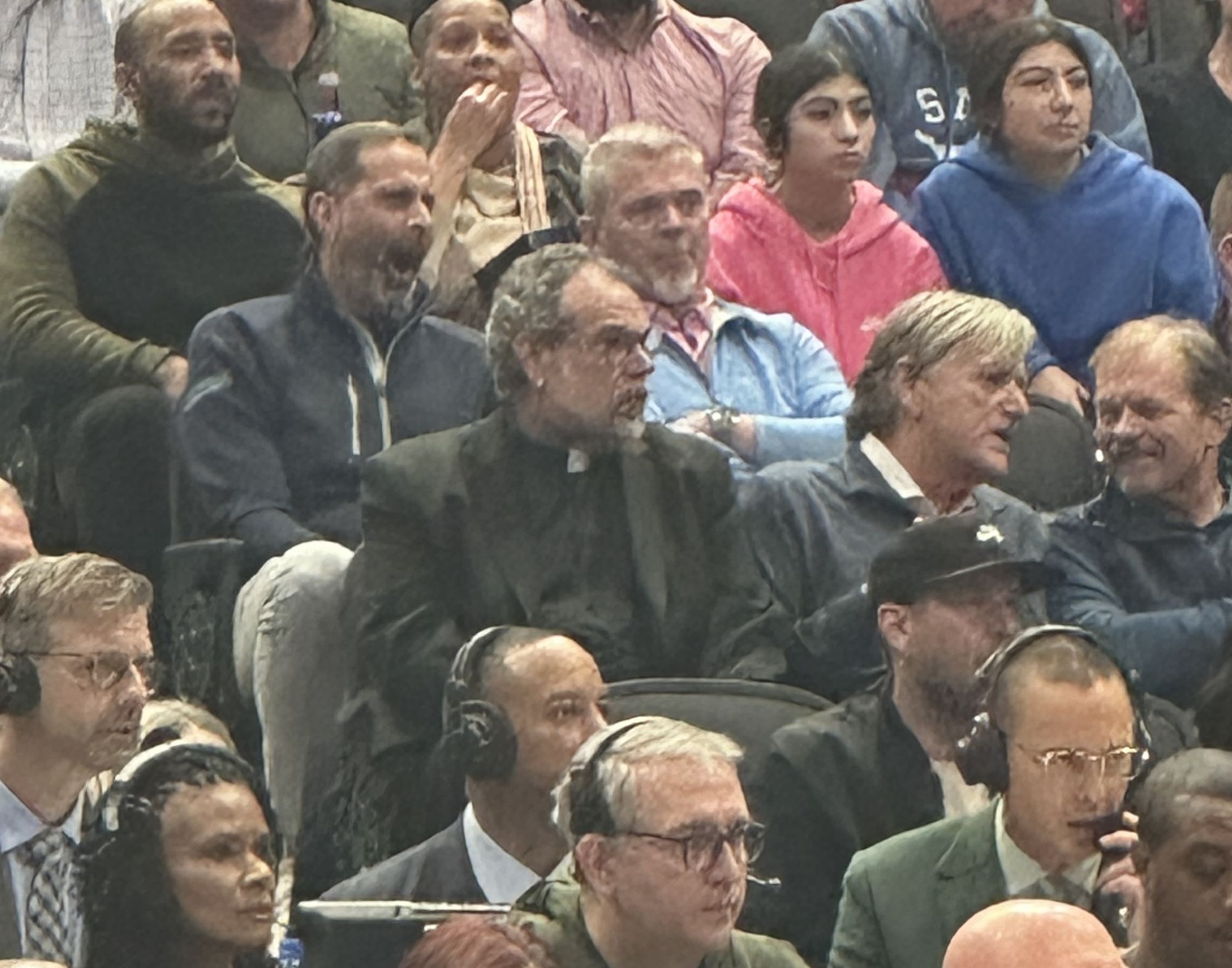 Journaliste de l'équipe: Afin d'exorciser les démons intérieurs, les Mavericks ont demandé au pasteur de s'asseoir à la place précédente d'Harrison