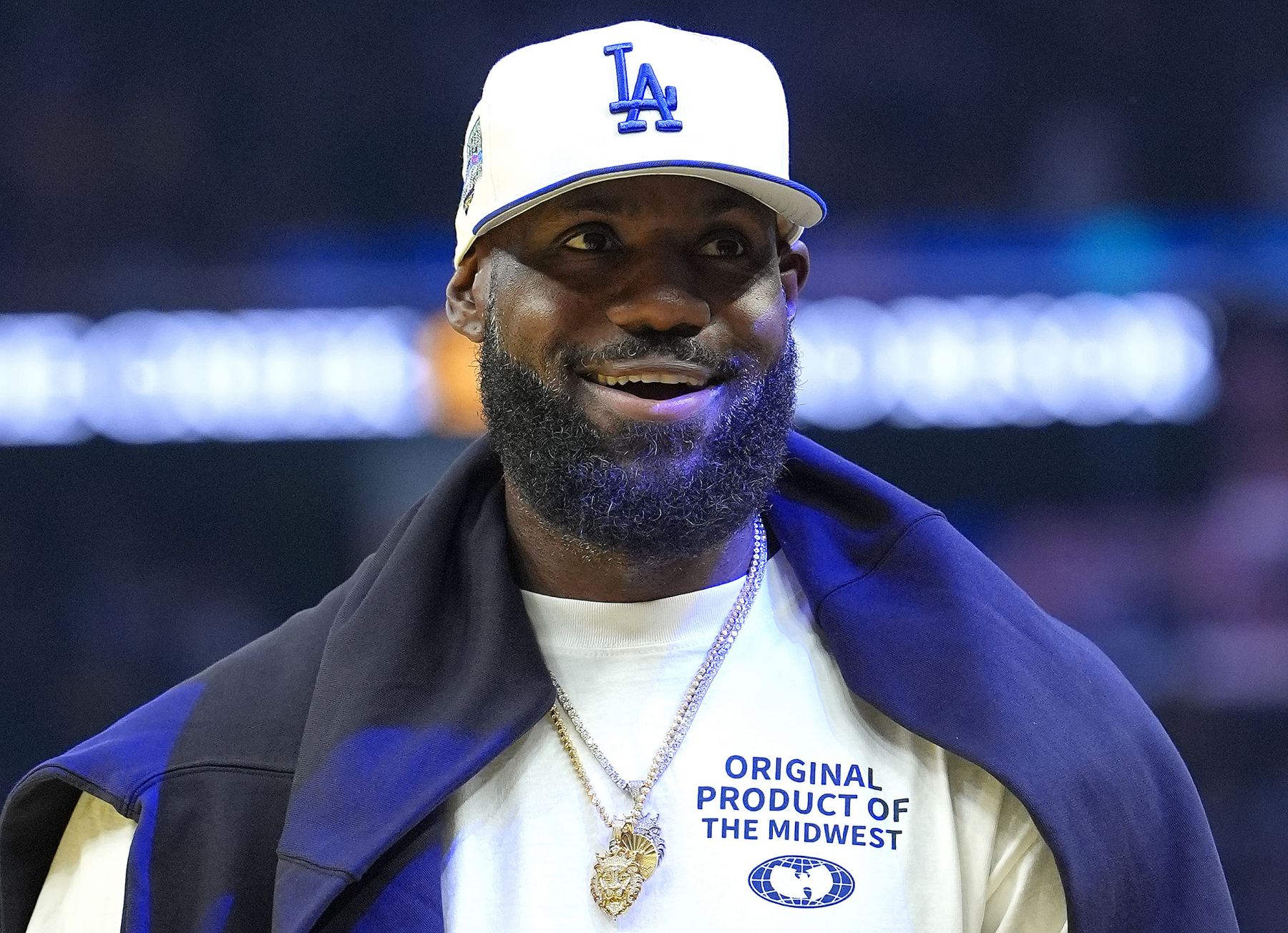 Shams: James a terminé son premier entraînement 5v5 de la saison et devrait revenir au jeu entre le milieu et la fin du mois.