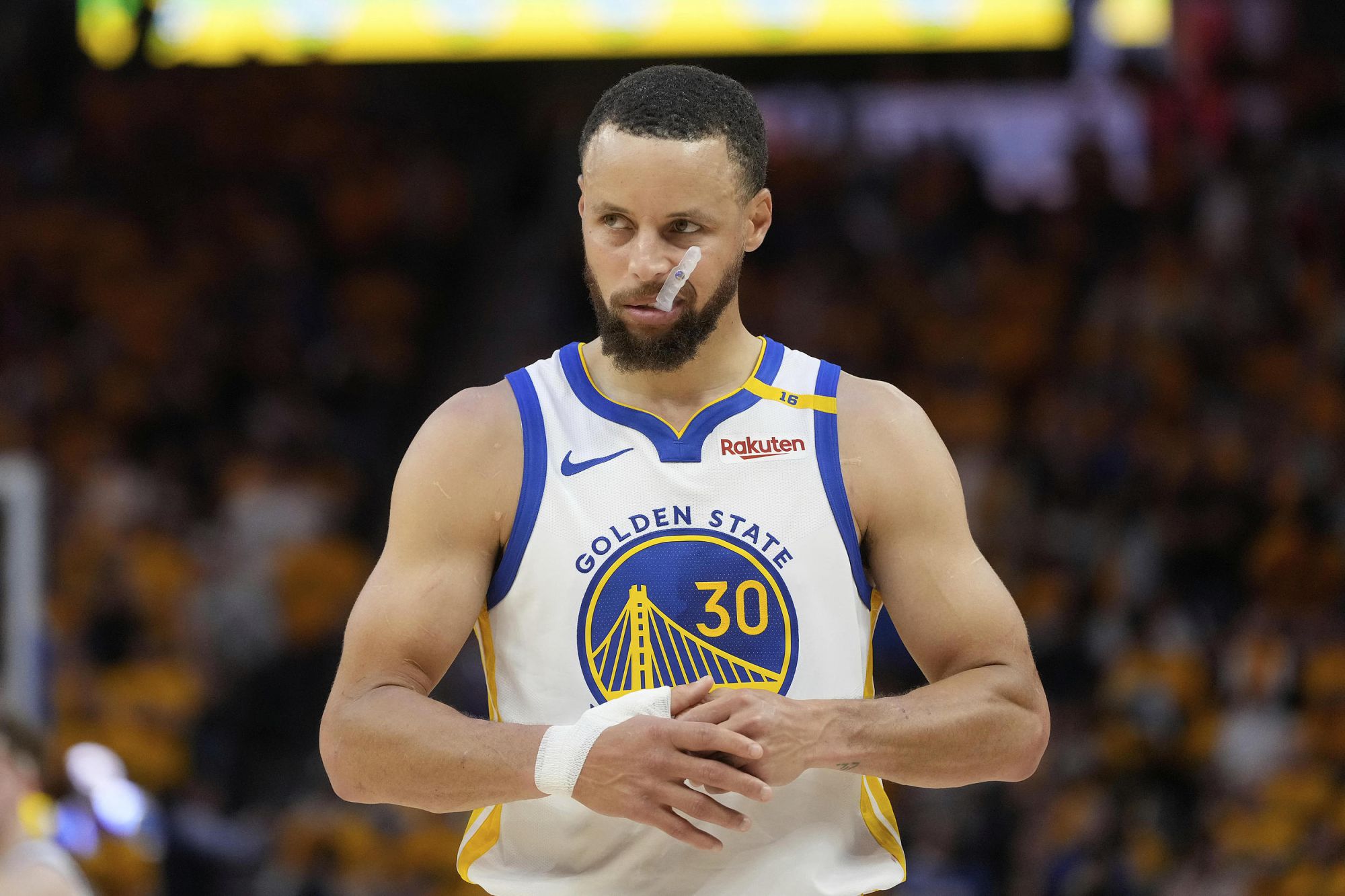 C'est à vous! Curry a marqué 10 points sur 2 des 3 paniers à trois points au premier quart, tandis que le reste de ses coéquipiers ont marqué 0 sur 9 paniers à trois points.
